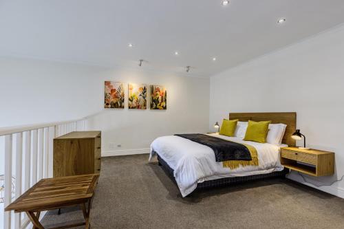 CBD Loft with Mountain View Balcony Aircon Parking