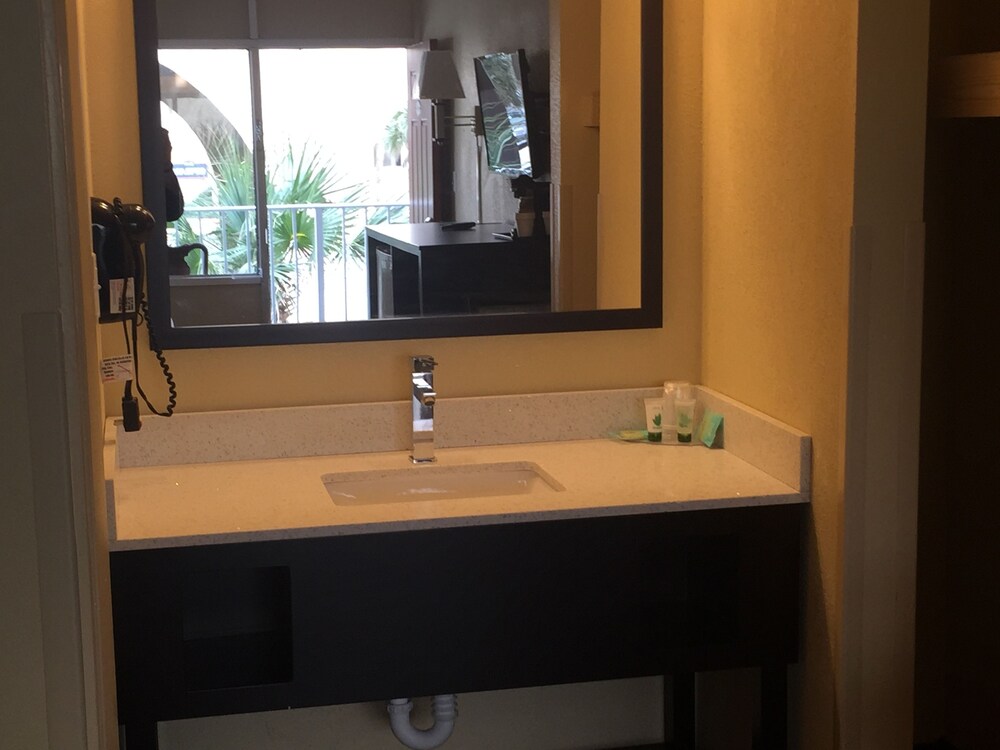 Blu Atlantic Oceanfront Hotel & Suites - photo 19