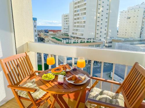 Luxury 2 min Beach with Balcony Ocean view Wifi AC SmartTV — 4-Star Luxury Hotel in Portimao, Portugal