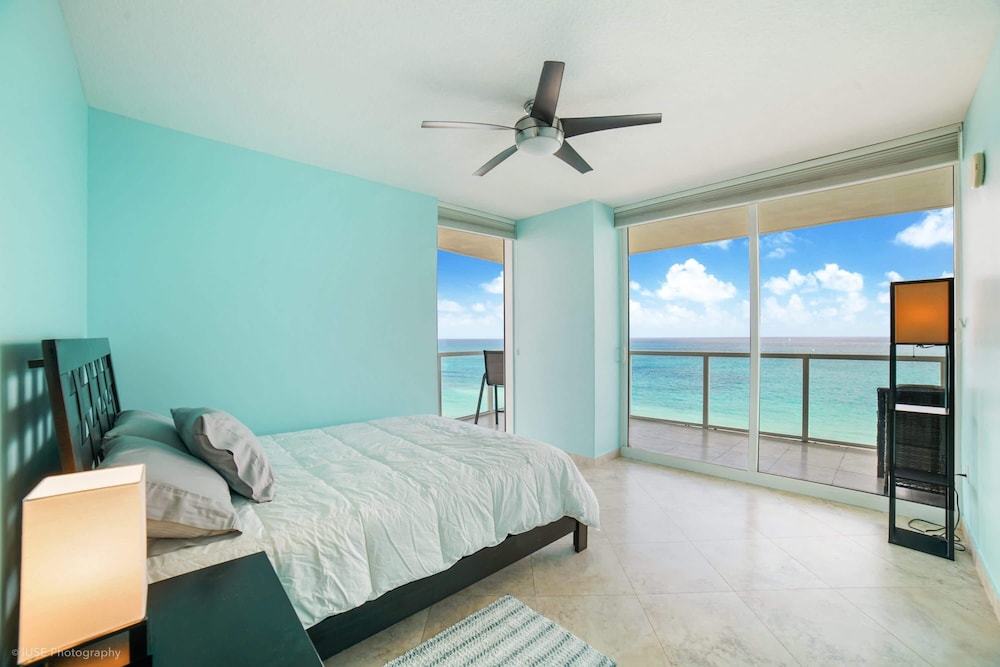 Balcony on the Ocean Picture Perfect — 4-Star Luxury Hotel in Sunny Isles Beach, United States