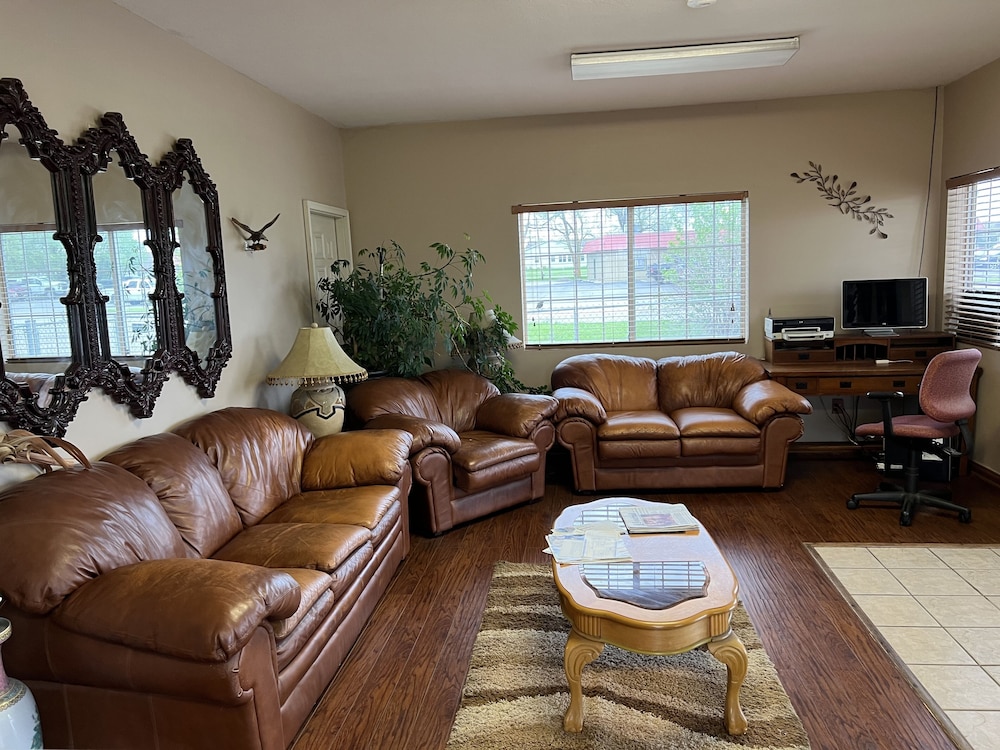 Town & Country Motel - photo 2