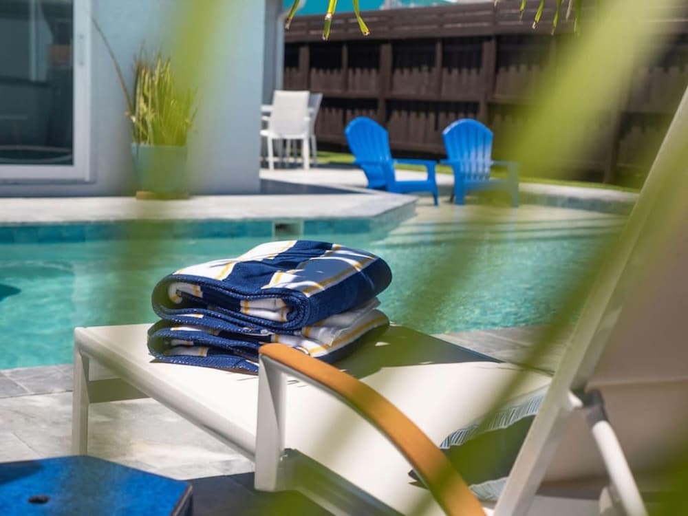 Steps to Beach Heated Pool - last minute hotel in Indian Rocks Beach