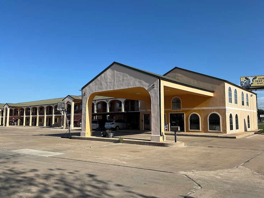 Executive Inn & Suites - photo 38