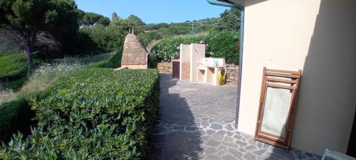 INCANTEVOLE VILLINO SUL MARE con accesso diretto alla spiaggia posto auto e aria condizionata in Capoliveri, Italy