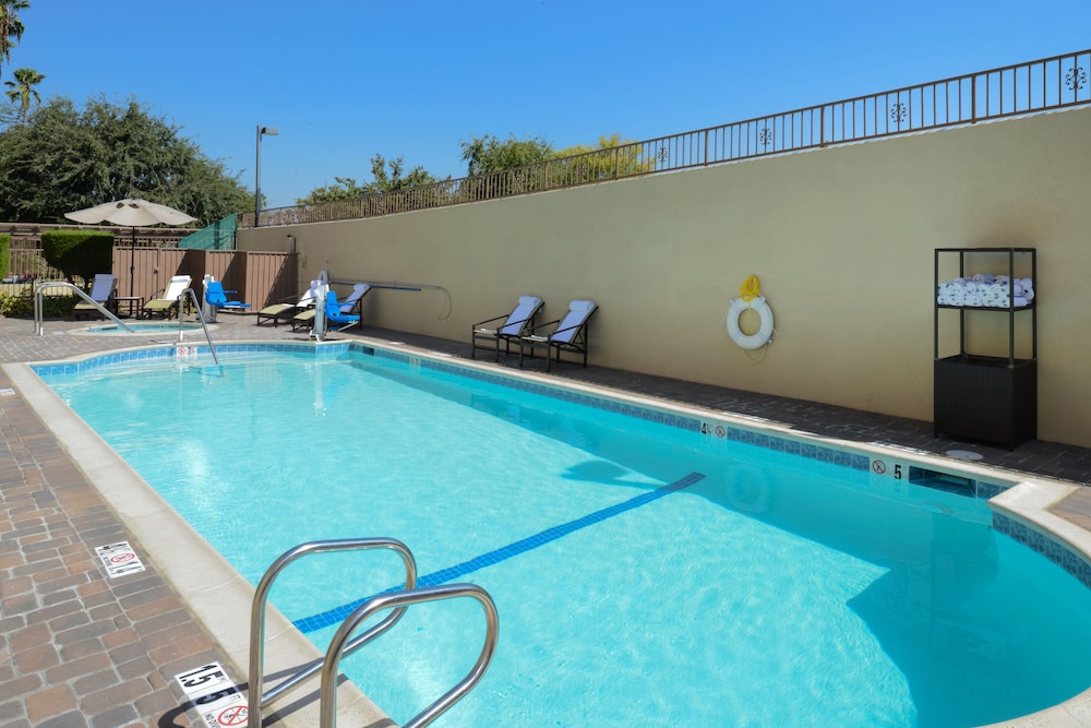 Holiday Inn Express & Suites Pasadena Los Angeles by IHG - photo 39