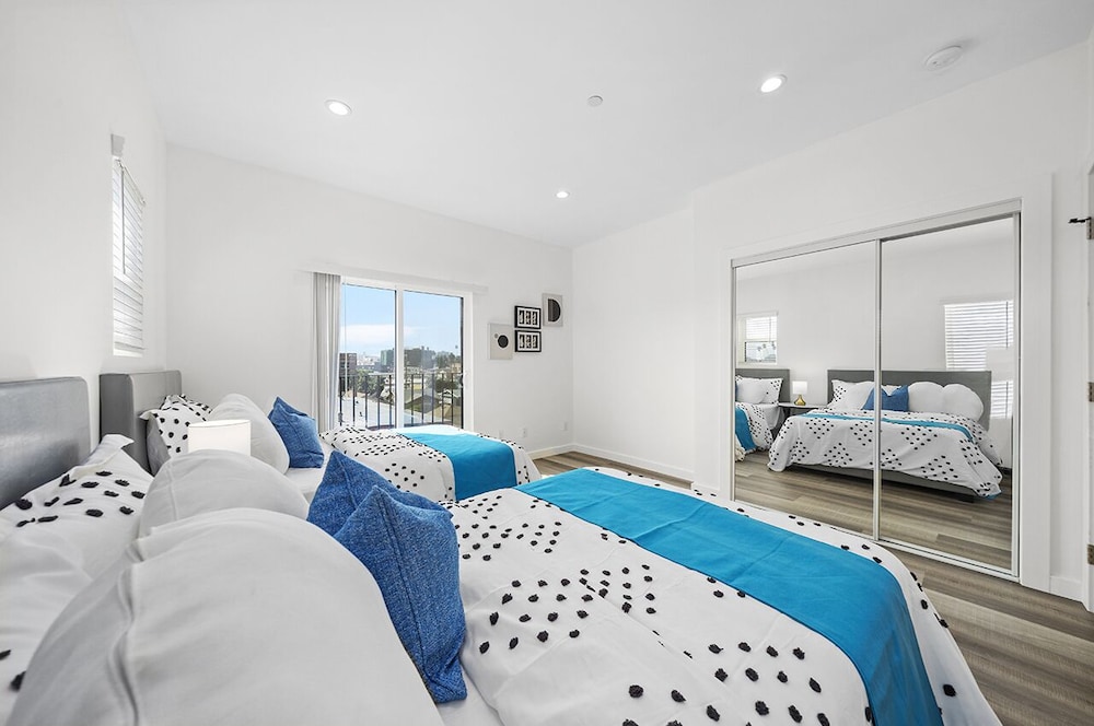 Downtown LA Stylish Bedrooms - photo 16