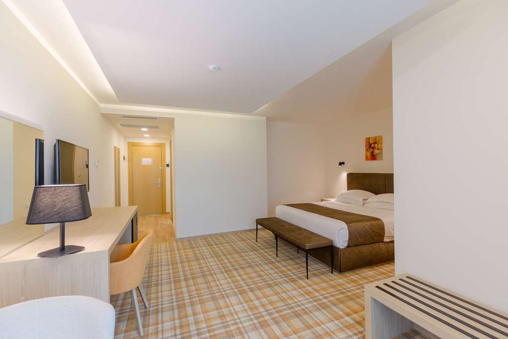 Deluxe Guest Room with King Bed and a Mountain View