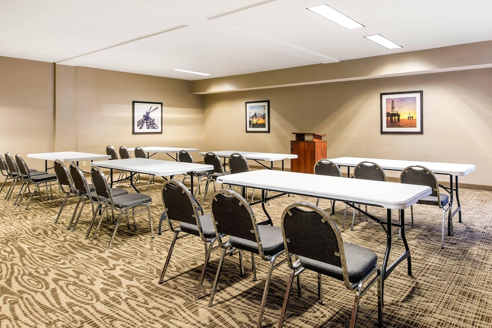 Comfort Inn & Suites IAH Bush Airport East - photo 26