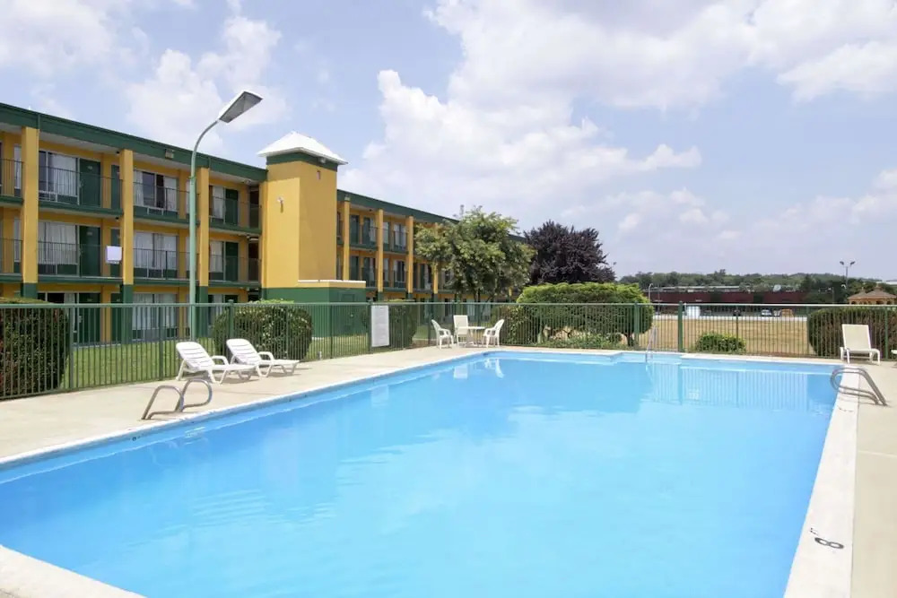 Days Inn Roanoke Civic Center - photo 8