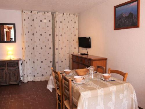 Studio Montagne 4 Pers Balcon Sud 100m des Pistes et 10m des Commerces à Vars Les Claux FR 1 330B 150 — 4-Star Luxury Hotel in Vars, France