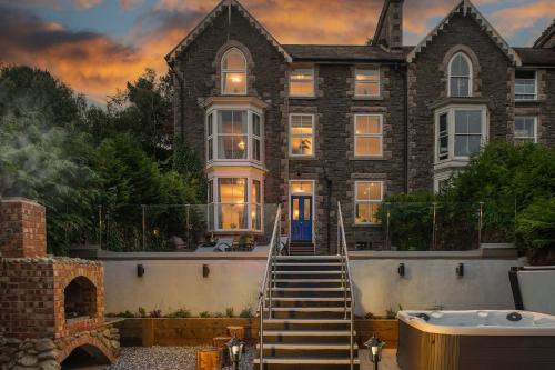 Eryri Snowdonia Premier Family Retreat with Hot Tub and Fire Pit in Dolgellau, United Kingdom