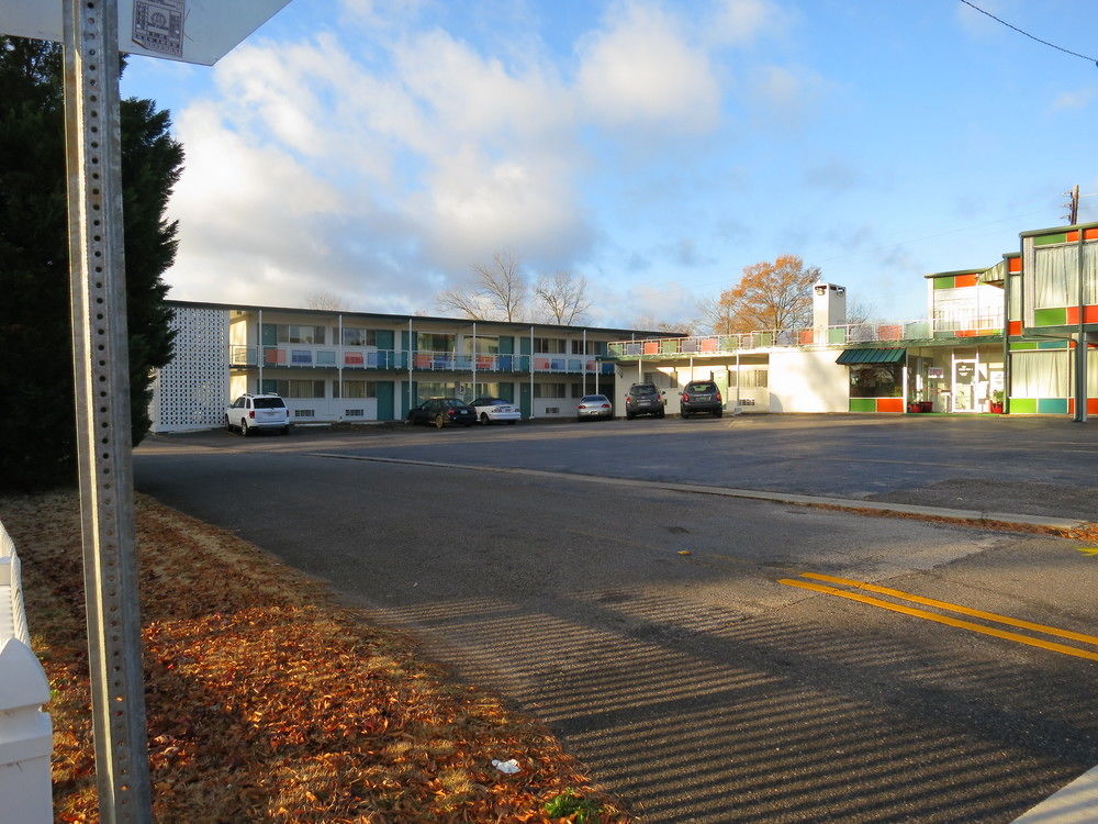 Hamilton Holiday Motel - photo 22