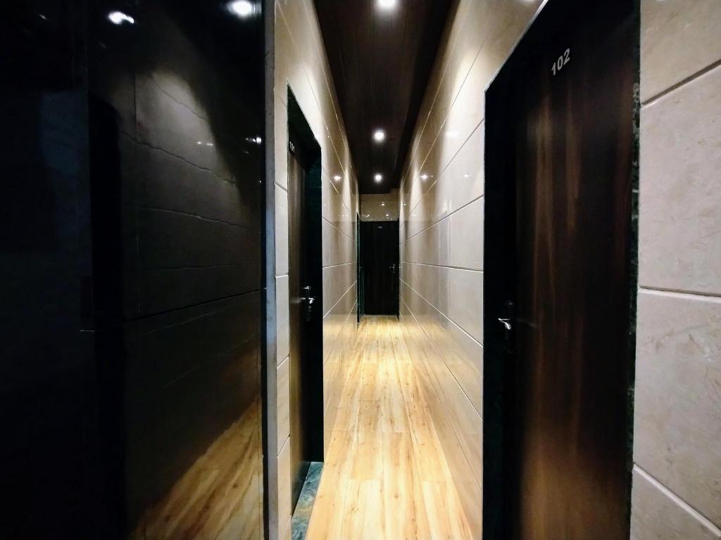 Hotel Eros Near Mumbai International Airport T2