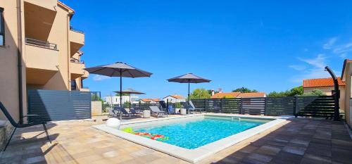 Apartment Bluemare B7 with Shared Pool — 4-Star Luxury Hotel in Liznjan, Croatia
