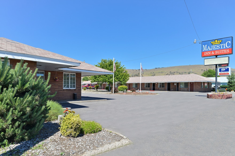 Majestic Inn And Suites - photo 20