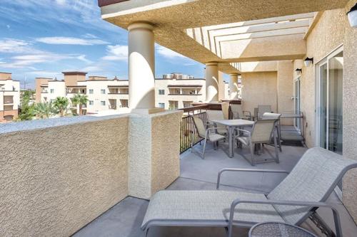 Enjoy Las Vegas Blvd with the Family in 2BD condo with resort lazy river