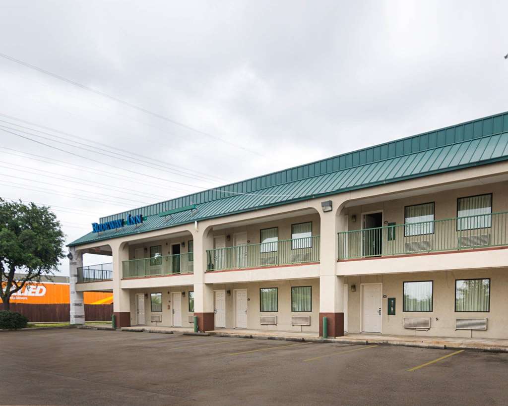 Rodeway Inn & Suites Highway 290 Northwest - photo 4