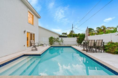 House with heated pool in Naples Park — 4-Star Luxury Hotel in Naples, United States