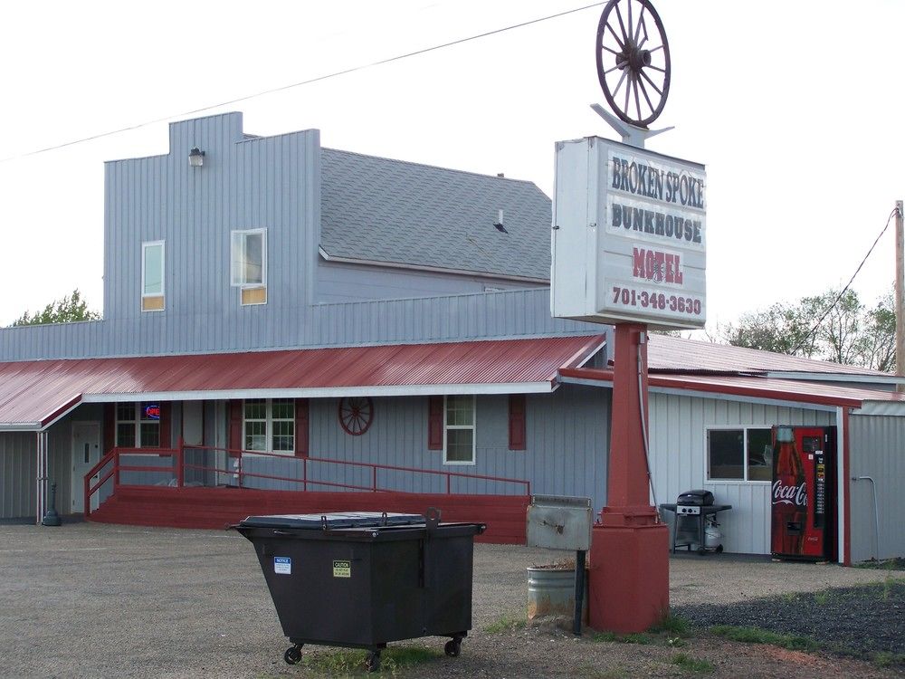 Broken Spoke Bunkhouse Motel - last minute hotel in Unknown City