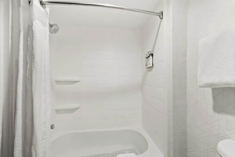 Holiday Inn Express & Suites Raleigh NE Medical Ctr Area by IHG - photo 32