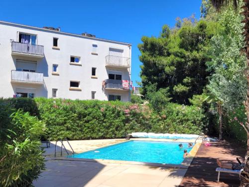 Le Carrousel Apt Vue Mer Plage a 10 M Clim Wifi — 4-Star Luxury Hotel in Canet-En-Roussillon, France