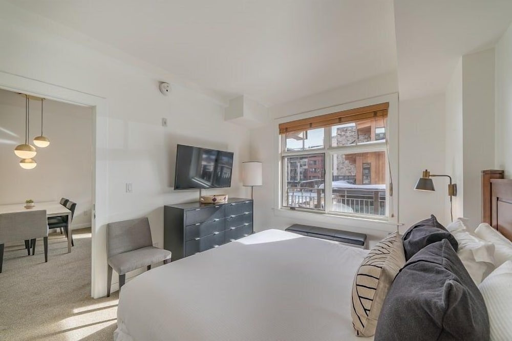 Luxury Ski in Ski out 1 Bedroom Colorado Resort Vacation Rental in the Heart of Snowmass Base Village - photo 11