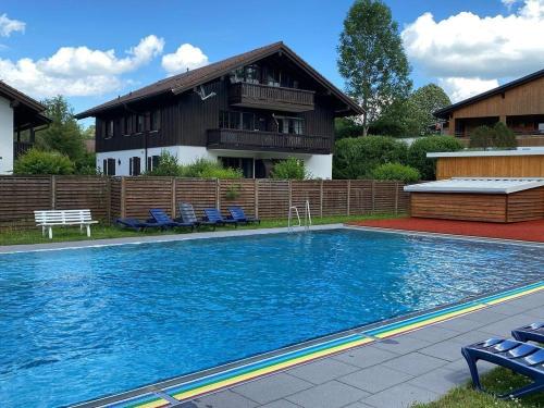 Ferienhaus Fuchsweg im Feriendorf Reichenbach F4 — hotel in Nesselwang
