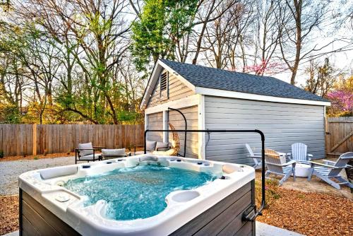 Hot Tub & Pool Table Mins to Beale Renovated in Memphis, United States