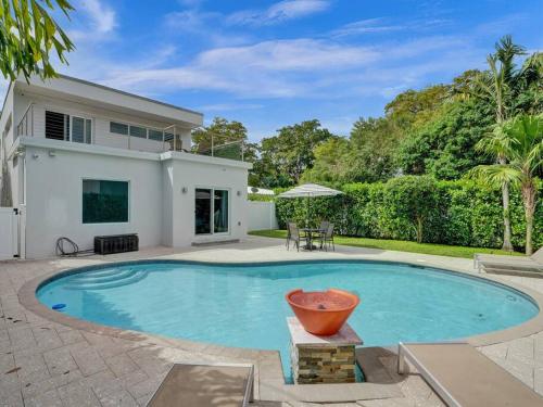 Contemporary 2BR Home with Pool & BBQ Access — 4-Star Luxury Hotel in Fort Lauderdale, United States