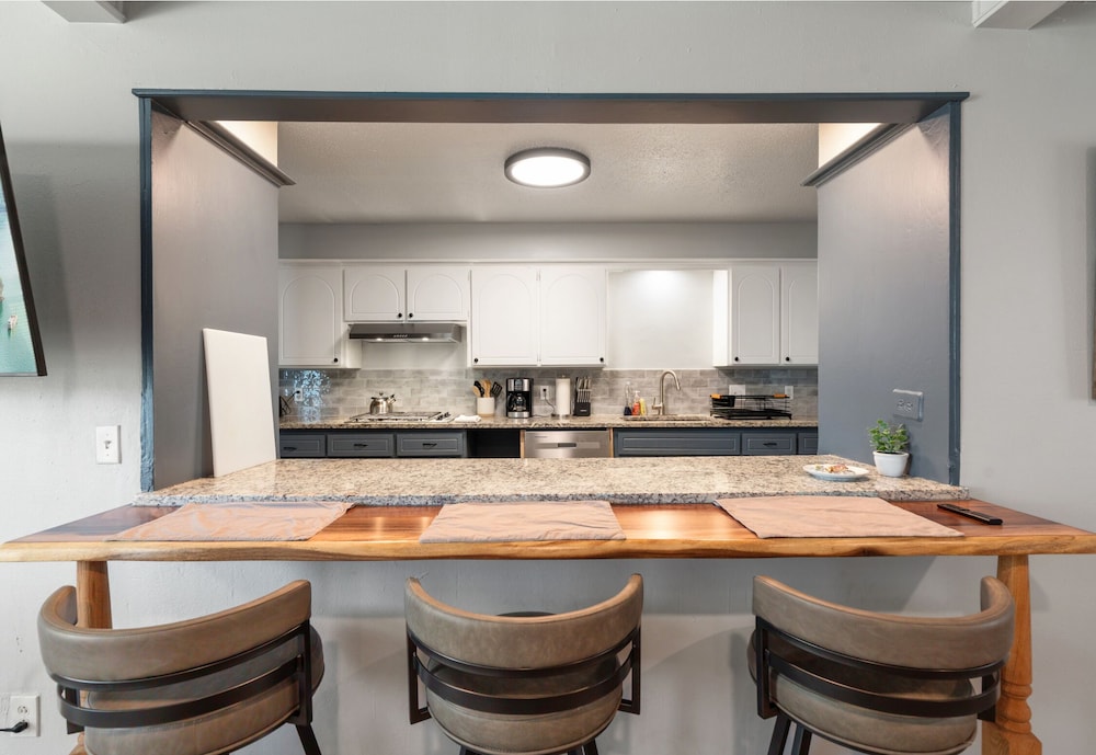 Spacious 8BR Modern Retreat Pool Table RV — hotel in Bethany