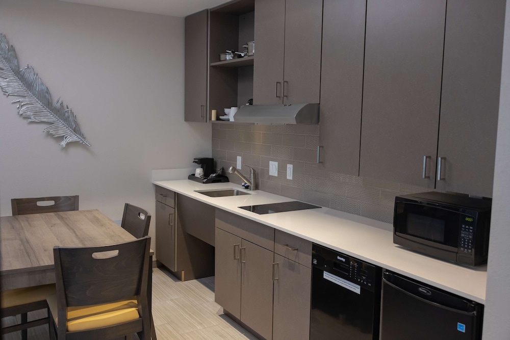 Best Western Plus Executive Residency Phoenix North Happy Valley - photo 34