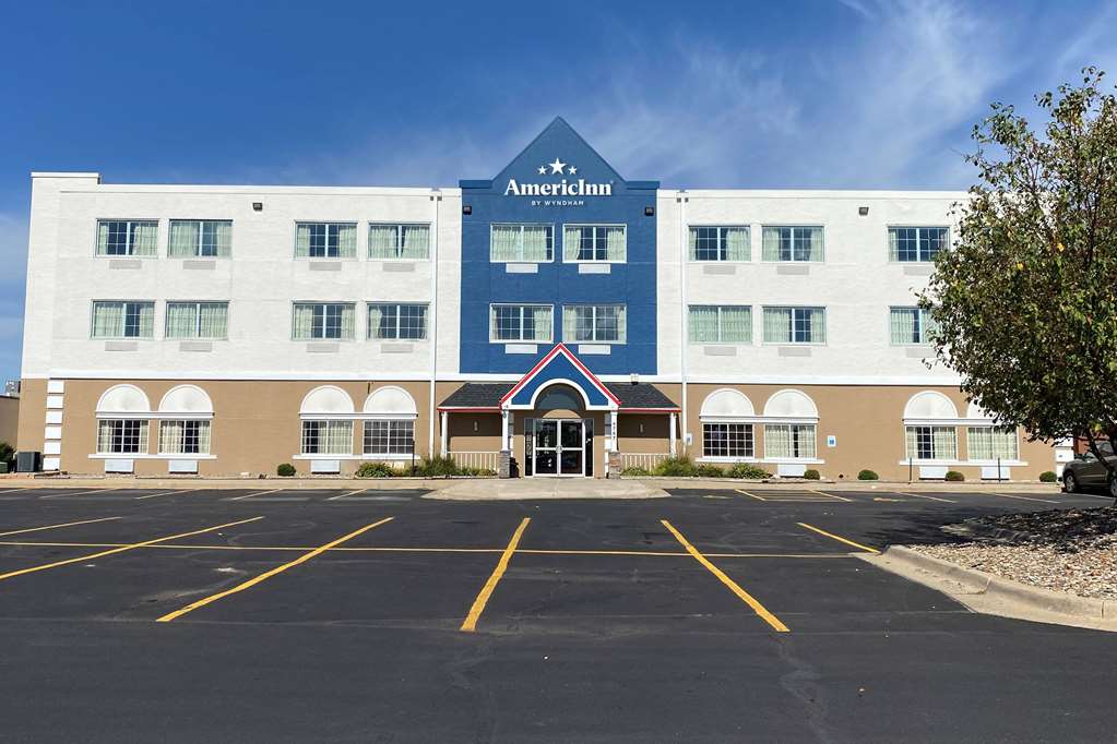 AmericInn by Wyndham Cedar Rapids North - photo 2