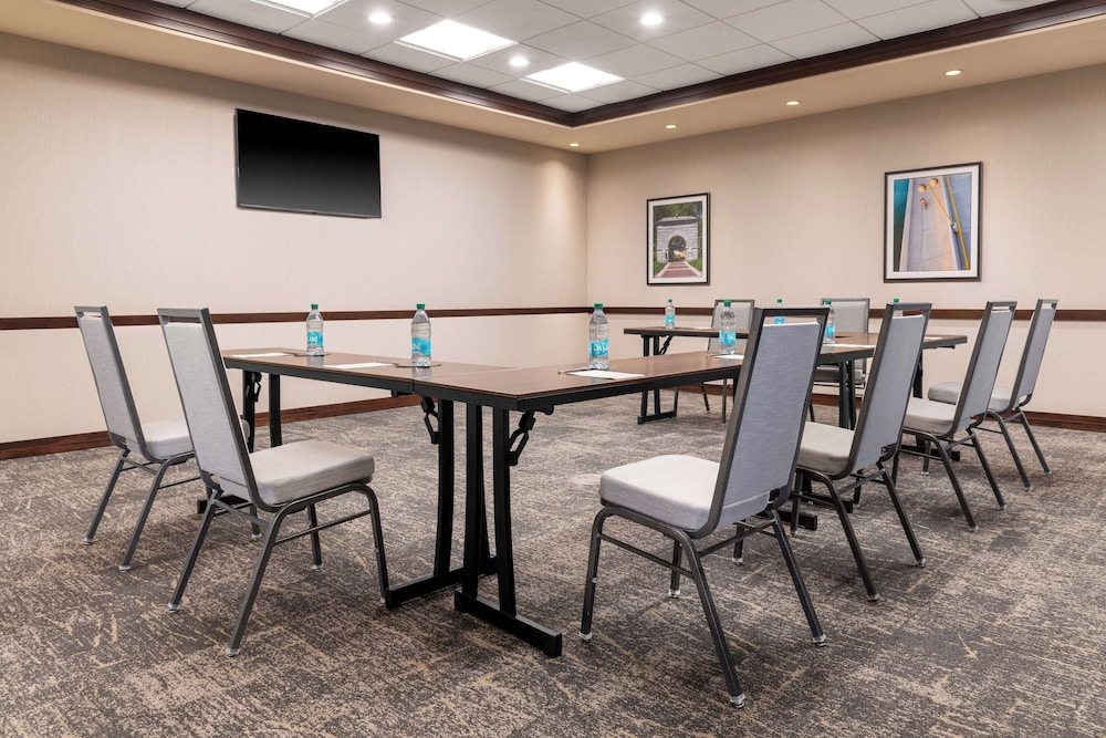 Hampton Inn & Suites Madison Downtown - photo 43