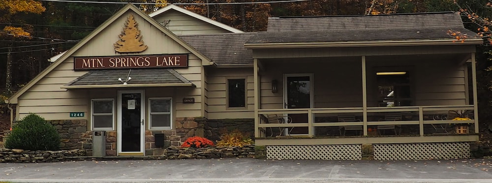 Mountain Springs Lake Resort - carbon neutral hotel in Stroudsburg