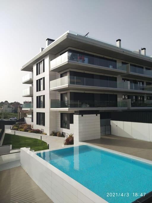 Apartamento En Edificio Nuevo Con Piscina — 4-Star Luxury Hotel in Portonovo, Spain