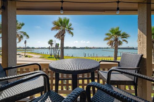 Simply Wonderful Condo with Bayview Private Pier and Pools — 4-Star Luxury Hotel in Rockport, United States