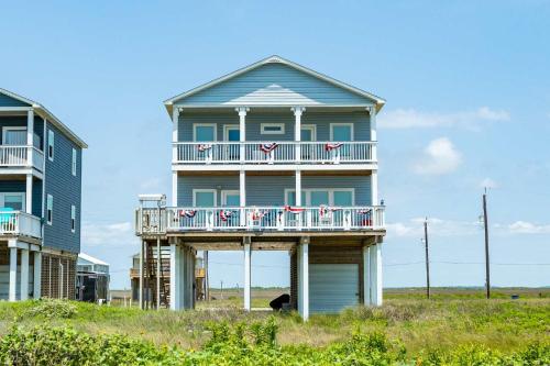 Nana & Pops Beachfront Home Family Friendly — 4-Star Luxury Hotel in Surfside Beach, United States