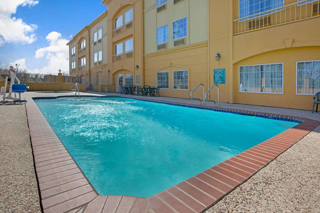 La Quinta Inn & Suites by Wyndham Pearland Houston South - photo 9
