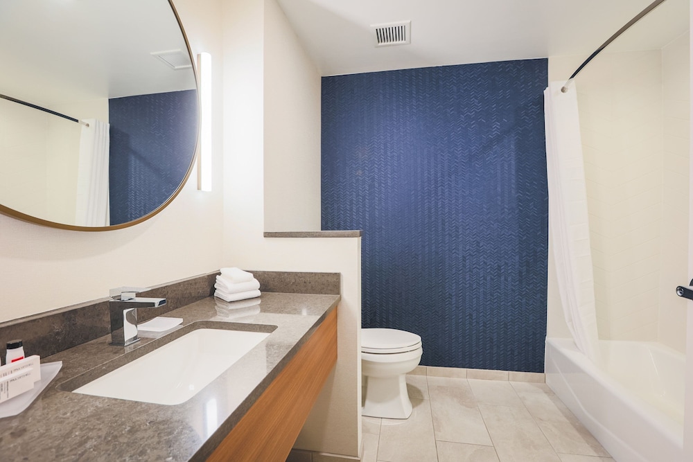 Fairfield Inn & Suites by Marriott Marquette - photo 25
