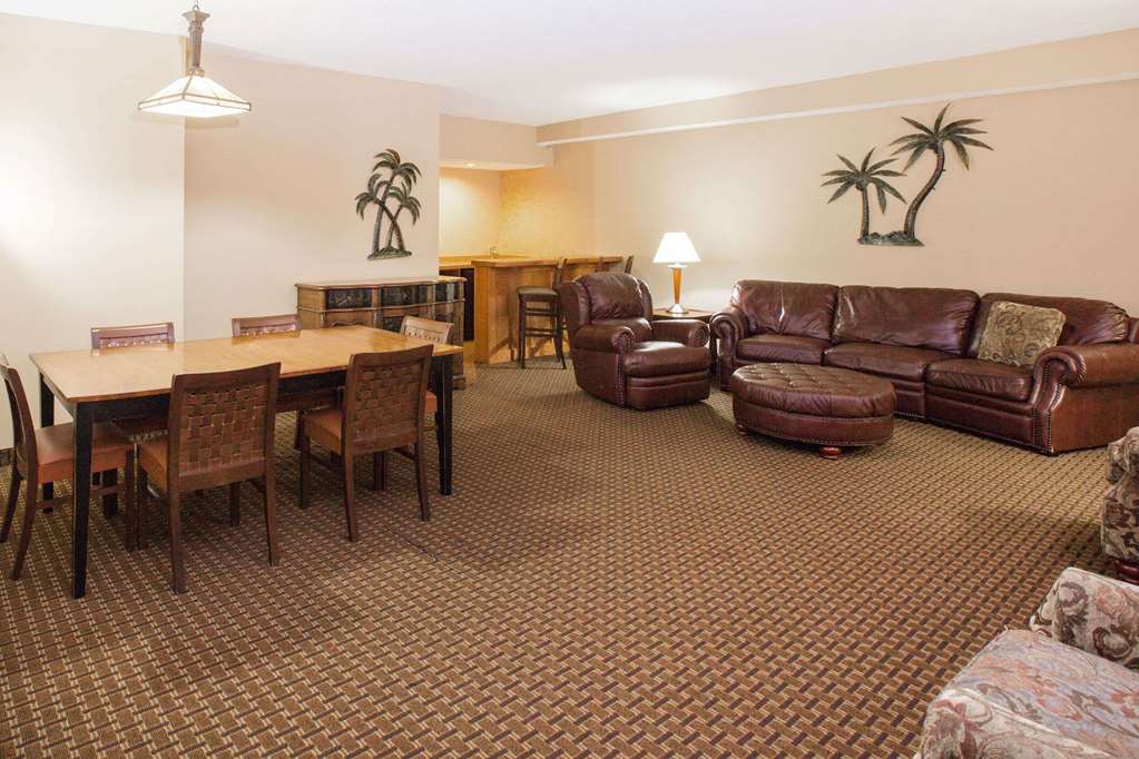 Ramada by Wyndham Des Moines Tropics Resort & Conference Ctr - photo 15
