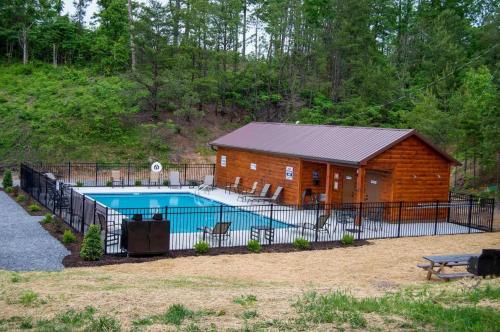 Top O the Mornin' Breathtaking mountain views seasonal resort pool hot tub game room Wi Fi — 4-Star Luxury Hotel in Sevierville, United States