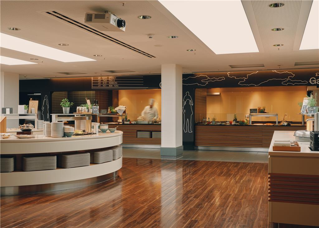 Our restaurant offers a daily breakfast, lunch and dinner buffet