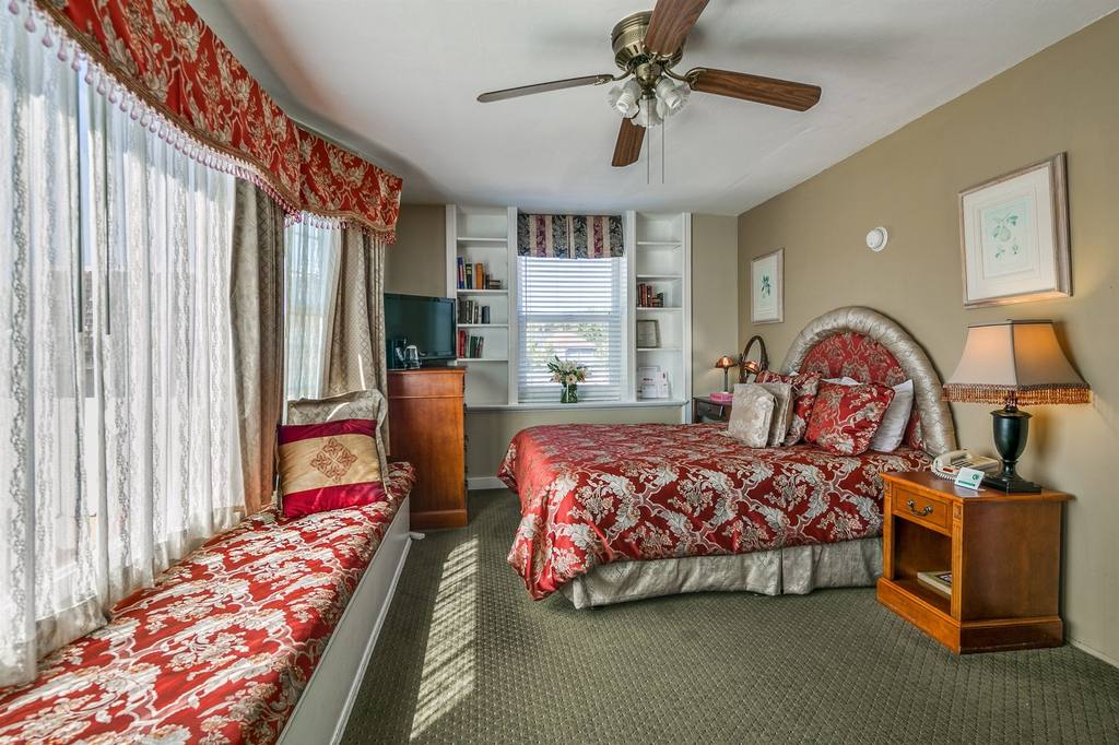 Rose Garden Inn - photo 21