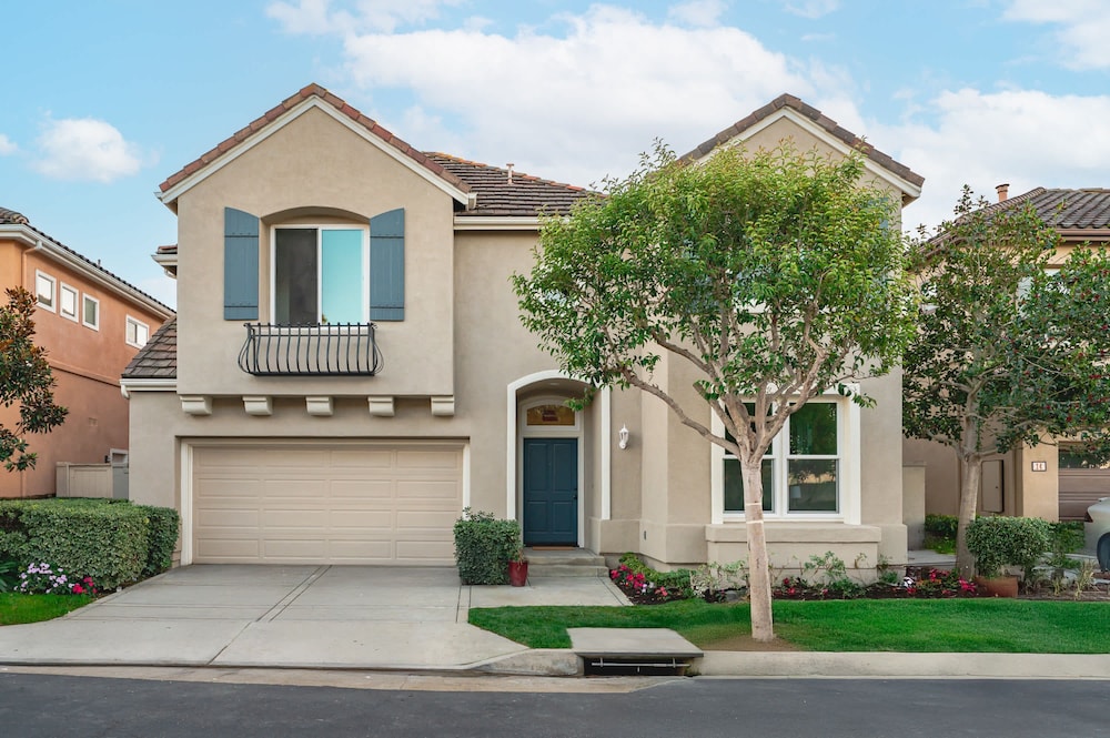 Resort style Gated Coastal Retreat Pool Tennis in Newport Beach, United States
