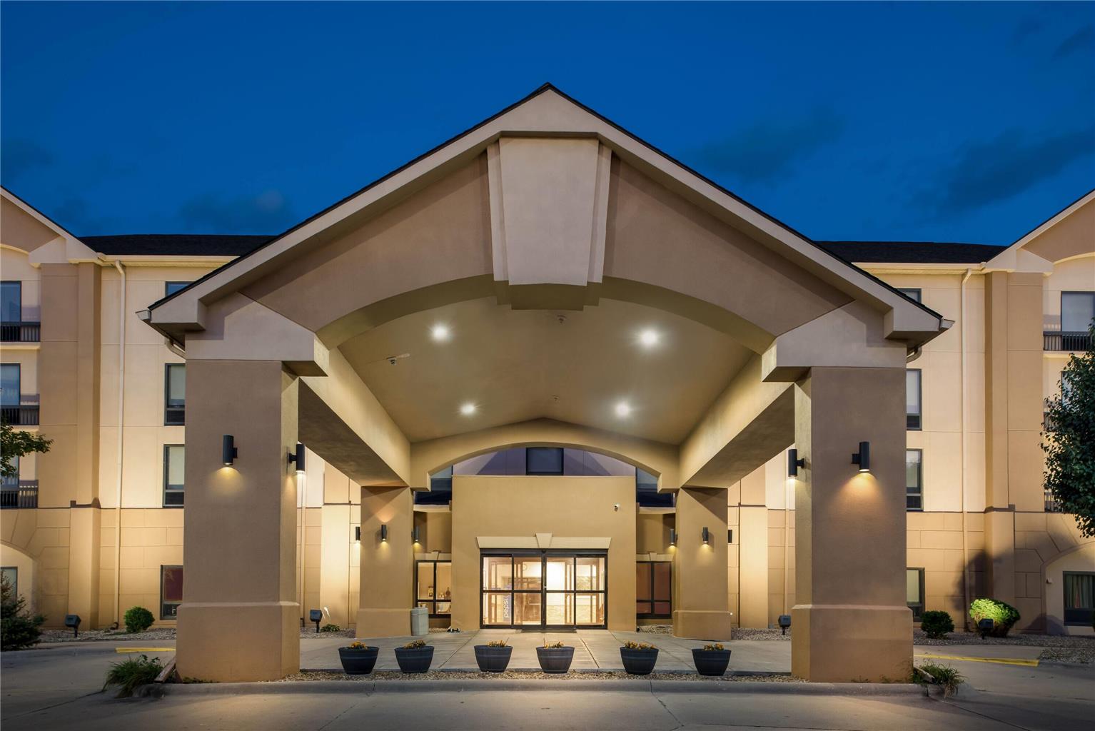 Days Inn Suites By Wyndham Cedar Rapids — Cedar Rapids