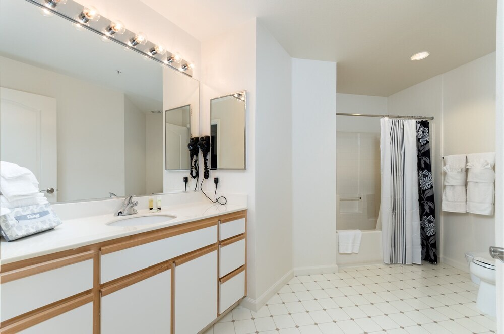 Global Luxury Suites at North Park - photo 20