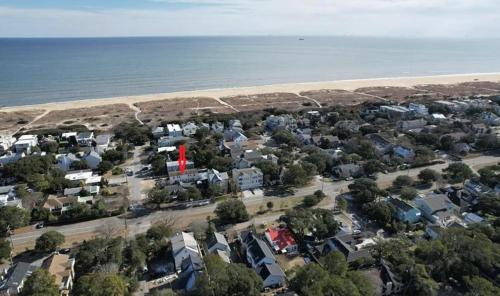 Beach Happy 4bedrooms 3bath steps to beach in Virginia Beach, United States