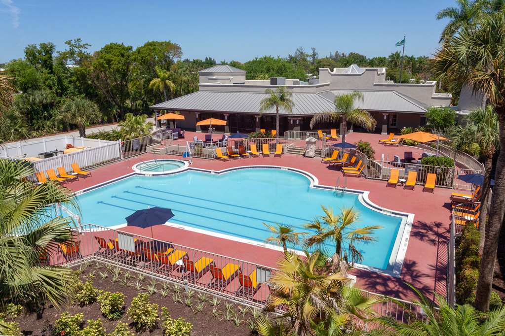 La Quinta Inn & Suites by Wyndham Ft. Myers Sanibel Gateway - photo 10