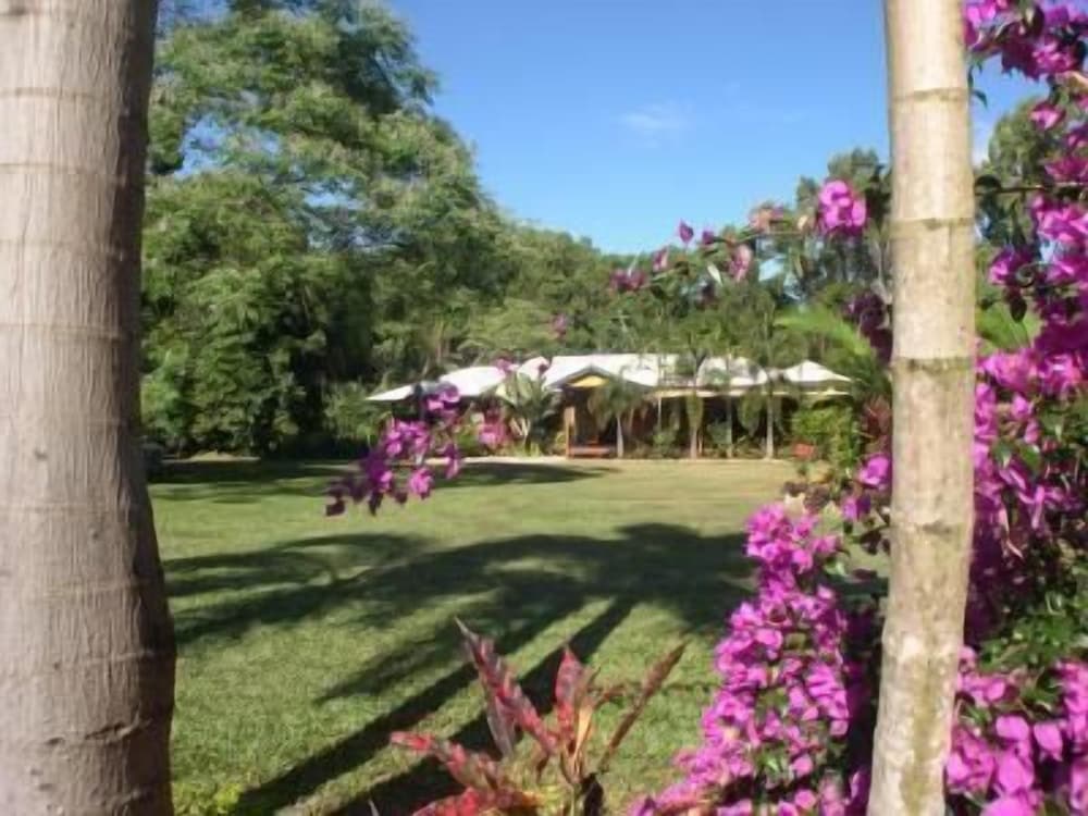 Hibiscus Lodge Bed & Breakfast — 4-Star Luxury Hotel in Wongaling Beach, Australia