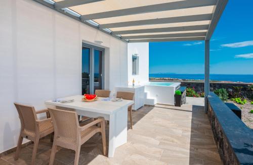 Bliss Holidays Spot — 4-Star Luxury Hotel in Fira, Greece